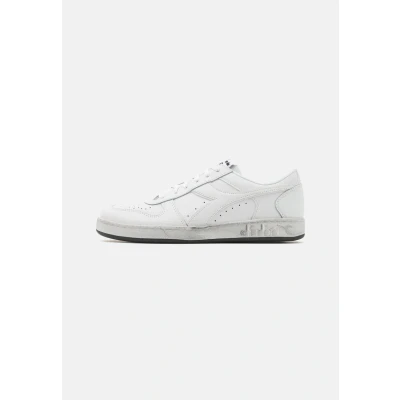 Image of Diadora MAGIC BASKET LOW ICONA women&#039;s Shoes (Trainers) in White