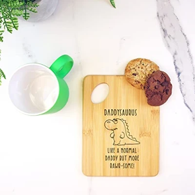 Image of eBuyGB Daddysaurus Wooden Chopping Board, Dinosaur Cutting/Serving Dad Birthday Gift, Present for Daddy