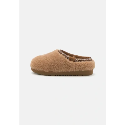 Image of UGG Tasman MAXI Curly Unisex Slippers for kids, Size: 12K, Chestnut Leather and textile