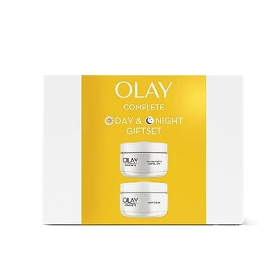 Image of Olay Skincare Gift Set: Complete SPF 15 Face Moisturiser + Night Cream With Vitamin C, Skin Care Christmas Gifts For Women, 50ml