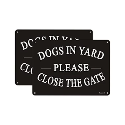 Image of Dogs in Yard Please Close the Gate Sign, Yuntarda(2 Pack) 18x25cm Metal Signs Heavy Duty Pre Drilled Holes for Easy Mounting Indoor or Outdoor Use Fence Door