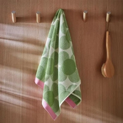 Image of Orla Kiely Retro Bathroom Towels in Flower, CloverSize: Bath Sheet, 100x150cm