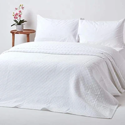 Image of HOMESCAPES White Cotton Rich Metelassé Textured Bedspread with Diamond Pattern, King