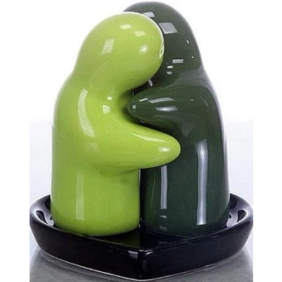 Image of salt and pepper hugging pots lightgreen darkgreen on a black heart tray