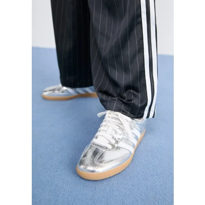 Image of adidas Originals Samba OG Trainers, Women&#039;s, Size: 4.5, Silver metallic/footwear white/core white Leather