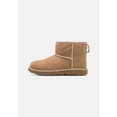 Image of UGG Classic MINI II Unisex ankle boots for kids, Size: 13K, Sand Suede