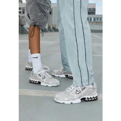 Image of Nike Sportswear AIR ZOOM Spiridon CAGE 2 Unisex Trainers, Size: 9, Light smoke grey/metallic silver/cardinal red/black/white Textile/synthetics