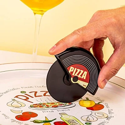 Image of Fisura Original Pizza Cutter with Fun Wheel. Knife Made of Stainless Steel and ABS. Dimensions: 7.5 x 5.5 cm. (Vinilo, Black)