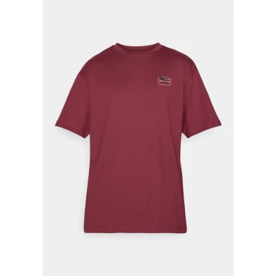 Image of Puma Graphic GRID TEE Print Tshirt, Men&#039;s, Size: Medium, Ruby shimmer