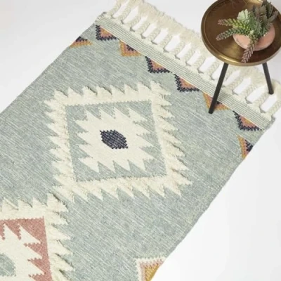 Image of HOMESCAPES Blue &amp; White Handwoven Kilim Rug 90 x 150 cm Wool Cotton Living Room Area ‘Tenali’ with Geometric Pattern Tassels