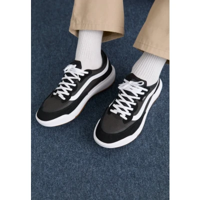 Image of Vans Ultrarange 2.0 Unisex Trainers, Size: 6, Black/white shoes