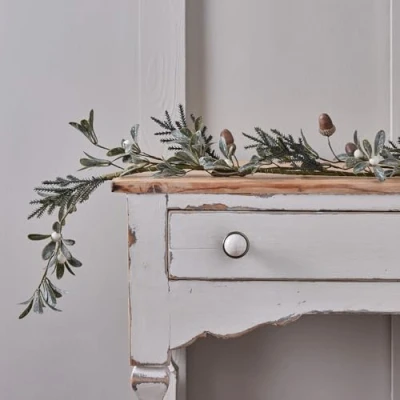Image of Lights4fun 1.5m Artificial Mix Leaf Autumn Winter Foliage Mistletoe Garland with White Berries and Pinecones Indoor Decoration