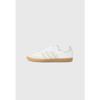 Image of adidas Originals Samba Licensed Unisex Indoor football boots, Size: 4, White/lgh solid grey/gum shoes