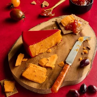Image of Snowdonia Cheese &amp; Chutney Gift Box Including Black Bomber, Red Devil, Green Thunder from GREAT BRITISH TRADING LIMITED