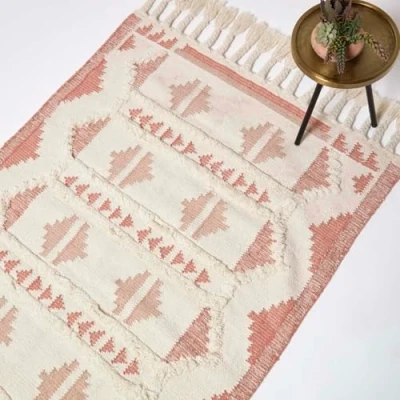 Image of HOMESCAPES Pink &amp; Natural Handwoven Kilim Rug 160 x 230 cm Wool Cotton Living Room Area ‘Satara’ with Traditional Tufted Geometric Pattern Tassels