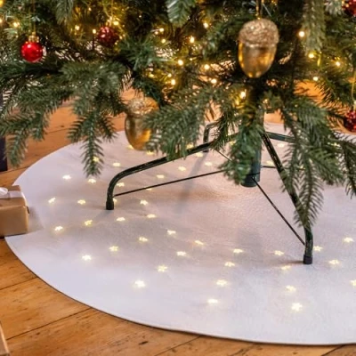 Image of CHRISTOW Light Up Christmas Tree Mat, Decorative Soft Felt Floor Protector with 80 Warm White LED Stars, Battery Operated Timer Function, Round 98cm Decoration for Xmas Trees to 7ft (White)