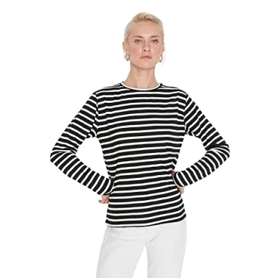 Image of Trendyol Women Basic Regular fit Crew Neck Knitted T Shirt Schwarz