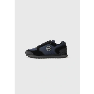 Image of Colmar TRAVIS DARK men&#039;s Shoes (Trainers) in Black
