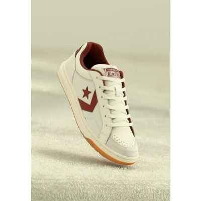 Image of Converse PRO Blaze Classic Trainers, Size: 6.5, Egret/rottin apple shoes
