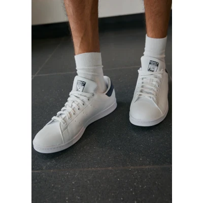 Image of adidas STAN SMITH women&#039;s Shoes (Trainers) in White