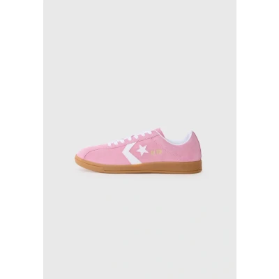 Image of Converse ALL STAR CLASSIC TRAINER SUEDE women&#039;s Shoes (Trainers) in Pink