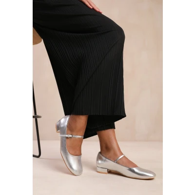 Image of Where&#039;s That From Wheres Womens &#039;Portugal&#039; Wide Fit Low Heel With Strap And Buckle Detail Silver Size 9 (UK Shoe)