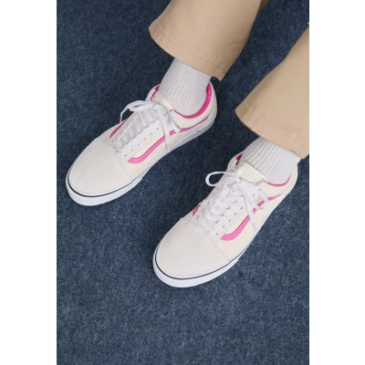 Image of Vans Old Skool women&#039;s Shoes (Trainers) in White