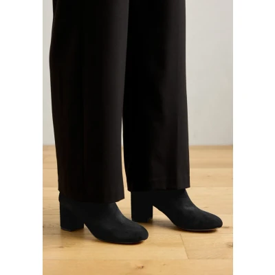 Image of Geox D VIRNILISA 65 E women&#039;s Low Ankle Boots in Black
