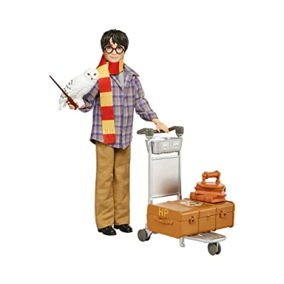 Image of Harry Potter Collectible Platform 9 3/4 Doll (10 inch), Posable, Wearing Travel Fashion, with Hedwig, Luggage &amp; Accessories, Gift for Collectors and Kids 6 Years Old Up, GXW31