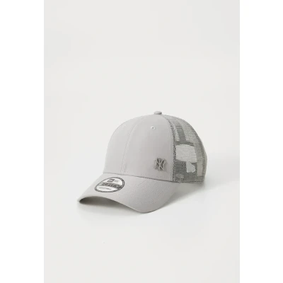 Image of New Era 9Forty Adult&#039;s Flawless MLB York Yankees Baseball Cap Hat Grey