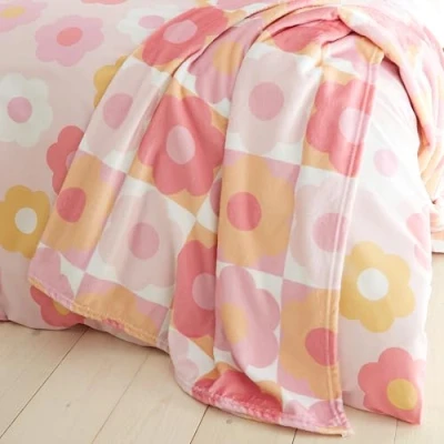 Image of Catherine Lansfield Retro Daisy Cosy Fleece 130x170cm Blanket Throw Pink