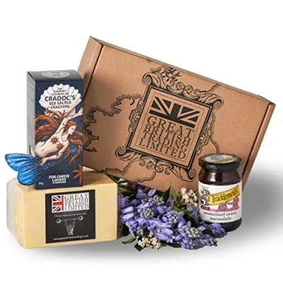 Image of English Cheese Gift Hamper with 1KG Cheddar, Sea Salted Crackers, and Caramelised Onion Marmalade. BRITISH Gifts ideal for any occasion from GREAT TRADING LIMITED
