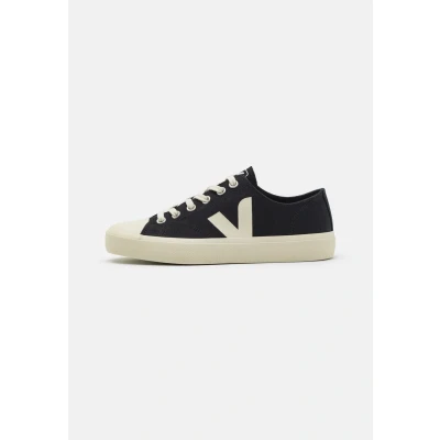 Image of Veja Wata Ii Low Men&#039;s Organic Water Based Cotton Rub Trainers (Black, UK 9)