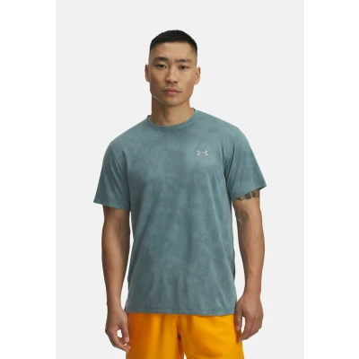 Image of Under Armour Men&#039;s Launch Camo Short Sleeve, Soft and Lightweight T Shirt with Side Vent Hem, Comfortable Gym Top for Workouts,Serpentine / Reflective,SM