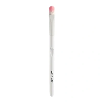 Image of Wet &#039;n&#039; Wild Makeup Brush, Large Eyeshadow Brush with Rounded and Innovative Bristles Ergonomic Handle for Blending without Smudging, Easy to use Brushes, 1 Count (Pack of 1)