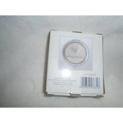 Image of mother of groom compact mirror