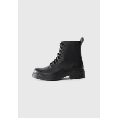Image of Clarks Premium Women&#039;s Orinoco3 Style Fashion Boot, Black Leather, 7.5 UK