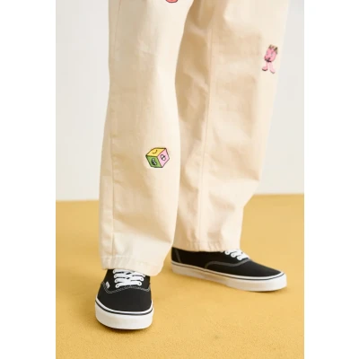Image of Vans Authentic Unisex Trainers, Size: 4.5, Black Textile