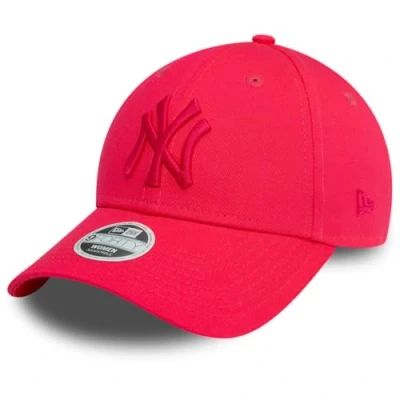 Image of NEW Era LEAGUE ESSENTIAL 9FORTY YORK YANKEES women&#039;s Cap in Red