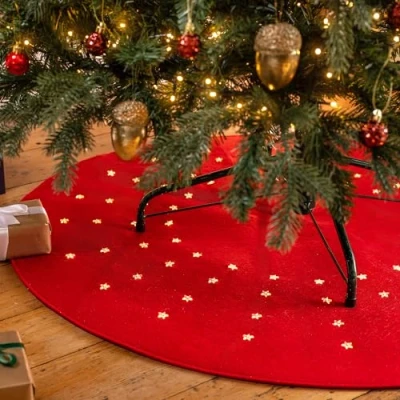 Image of CHRISTOW Light Up Christmas Tree Mat, Decorative Soft Felt Floor Protector with 80 Warm White LED Stars, Battery Operated Timer Function, Round 98cm Decoration for Xmas Trees to 7ft (Red)