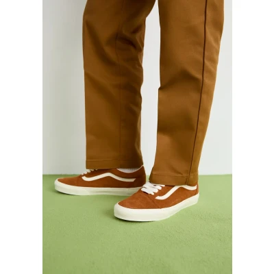 Image of Vans Old Skool women&#039;s Shoes (Trainers) in Brown
