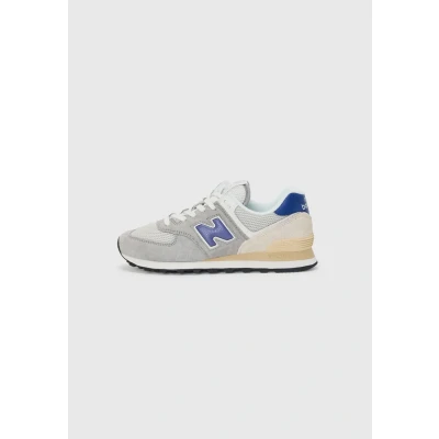 Image of New Balance 574 men&#039;s Shoes (Trainers) in Grey