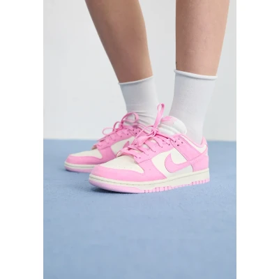 Image of Nike Sportswear DUNK LOW Trainers, Women&#039;s, Size: 2.5, Sail/pink rise Imitation leather/ textile
