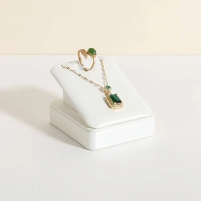 Image of GemeShou Leather Necklace display stand for selling, White jewelry holder, Small storage organizer boutique store【White holder】