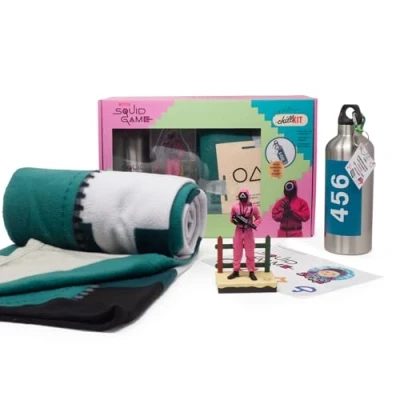 Image of Neamedia Icons Netflix Chill Kit Squid Game, Official license, Comfort blanket, Collectible figurine, Stainless steel water bottle, Stickers board, Geek gift idea for fans