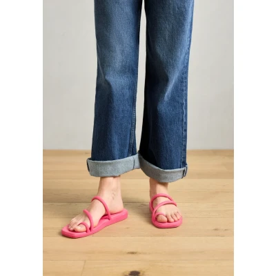 Image of Crocs Women&#039;s Miami Toe Loop Sandals, Dragon Fruit, 7 UK Women