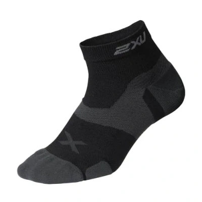 Image of 2XU Unisex VECTR CUSHION 1/4 CREW SOCKS Black/Titanium S