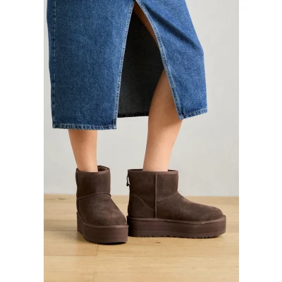 Image of UGG Classic MINI Platform ankle boots, Women&#039;s, Size: 6, Burnt cedar Suede